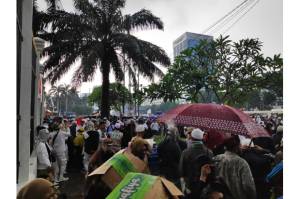 Diguyur Hujan, Massa Aksi Tolak RUU HIP Tak Membubarkan Diri