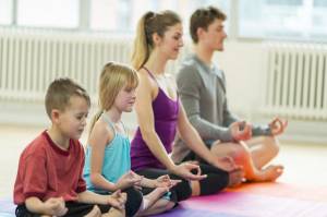 Yoga Lebih Bermanfaat jika Dilakukan Bersama Keluarga di Rumah