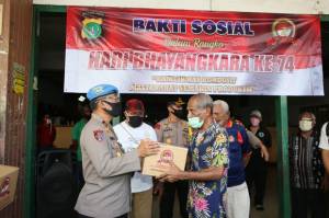 HUT Bhayangkara ke-74, Perantau Asal Papua Terima Bantuan Sembako