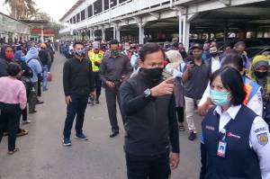 Antrean Penumpang di Stasiun Bogor, Bima Arya Nilai Shift Kerja Tak Berjalan