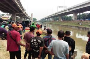 Pencarian Korban Mobil Nyemplung di Kalimalang Undang Kerumunan, Bikin Jalanan Macet