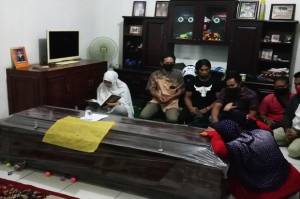 Ketegaran Kekasih Editor Metro TV yang Tewas Dibunuh, Setia Mengaji Tanpa Henti