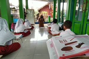 Rindu Tatap Muka, Puluhan Siswa SD di Ciamis Belajar di Masjid