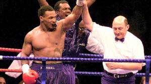 Mike Tyson vs Roy Jones Jr: Salah Pilih Lawan Bahaya Intai Iron Mike