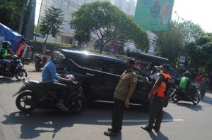 Melintas di Pasar Gembrong Jatinegara, Puluhan Pengendara Motor Dihukum Bersihkan Jalan