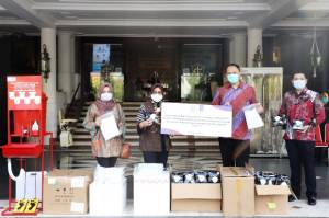 Unilever Salurkan 15.000 Unit Bantuan Covid-19 ke Pemkot Surabaya