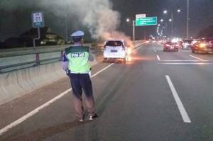 Mobil Xenia Putih Terbakar di Jalan Tol Arah Tanjung Priok