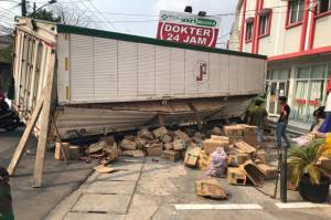 Truk Kontainer Ambles di Depan Klinik Asri Medika Pondok Aren, Jalan Jadi Macet