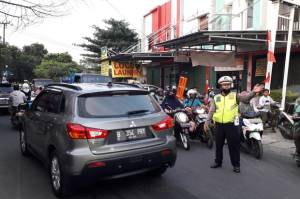 Macet Parah Imbas Kontainer Terguling, Jalan Raya Pondok Aren Buka Tutup