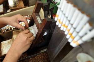 Industri Kertas Sigaret Terancam Gulung Tikar