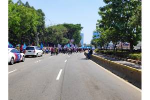 Ribuan Buruh Long March, Ruas Jalan Depan Gedung DPR/MPR Ditutup