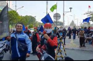 Tunggu Buruh Tangerang, Ratusan Buruh FSP LEM SPSI Gelar Orasi di Grogol