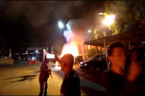 Penyerang Polsek Ciracas Sekitar 100 Orang, Bakar Dua Mobil Polisi