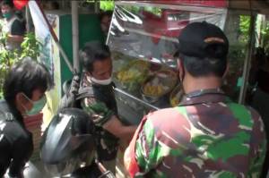 Personel TNI AD Perbaiki Lapak Pedagang yang Rusak di Arundina Jakarta Timur