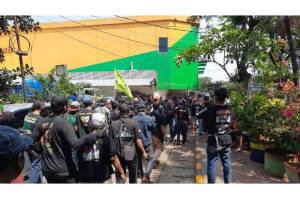 Tuntut Pengelolaan Lahan Parkir, Ratusan Warga Demo di Pasar Kramat Jati