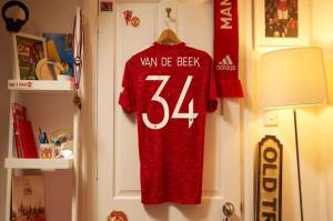 Sapa Penggemar MU, van der Sar: Tolong Jaga van de Beek dengan Baik
