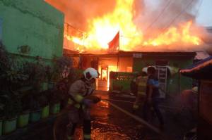 Kebakaran di Jatinegara Hanguskan 11 Rumah dan 1 Bengkel