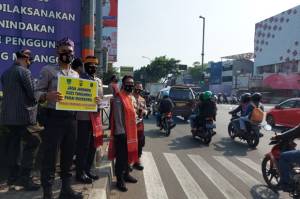 Edukasi Masyarakat, Personel Polres Depok Turun ke Jalan Kenakan Pakaian Adat