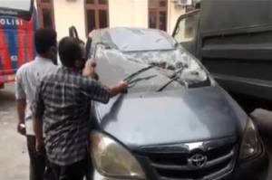 Polisi Buru Pelaku Perusakan Mobil di Tugu Proklamasi