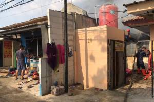 Diduga Korsleting Listrik, Warung dan 2 Rumah di Depok Ludes Terbakar
