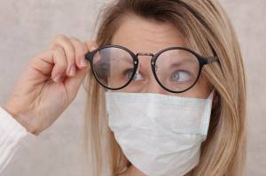 Studi: Pakai Kacamata Kurangi Paparan Infeksi COVID-19