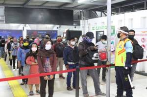 Mulai Hari Ini Masker Scuba Dilarang di KRL, KCI Turunkan 4.700 Petugas Pengawas