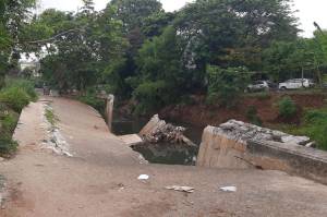 Jalan Inspeksi Kali Pesanggrahan Jakbar Ambles, Sejak Februari 2020 Belum Diperbaiki