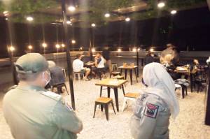 Pengunjung Kafe di Depok Dibubarkan Gara-gara Ini