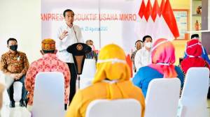 Emak-Emak Curhat Omzet Dagangannya Turun, Jokowi: Itu Masih Bagus Tidak Tutup