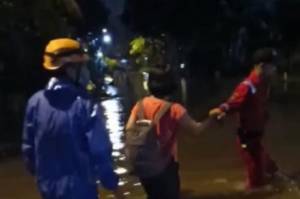 Turap Kali Pesanggrahan Jebol, 2 Perumahan di Depok Terendam Banjir