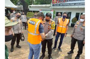 Kapolda Metro Jaya Bagikan Rompi Khusus Jurnalis untuk Meliput Aksi Unjuk Rasa