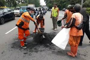 PPSU Bersihkan Bekas Bakaran Ban di Jalan Pemuda Rawamangun