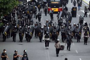 Unjuk Rasa Ricuh, Polisi Terus Pukul Mundur Massa