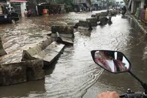 2 Jam Diguyur Hujan, Sejumlah Ruas Jalan di Jakut Terendam Banjir