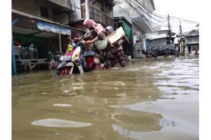 Sudah 3 Hari Banjir Rob Rendam Permukiman Warga di Muara Karang