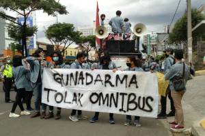 Mahasiswa Demo di Depan Kampus, Jalan Margonda Tersendat