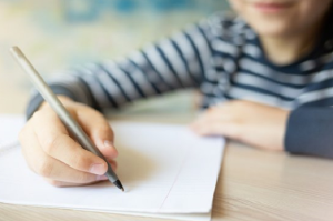 Meski Belajar Daring, Tetap Biasakan Anak untuk Menulis