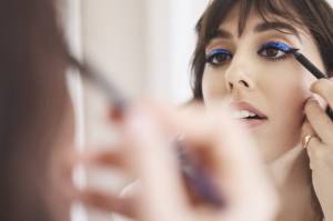 Tips Menggunakan Eyeshadow Biru agar Tidak Tampak Menor