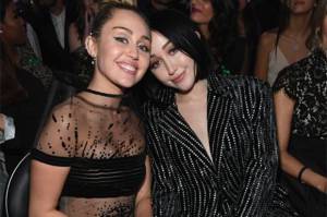 Miley Cyrus Rilis Lagu Duet bareng Adik