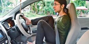 Wanita India ini Jadi Kontroversi karena Nyetir Mobil dengan Kaki