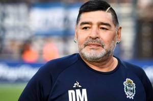Maradona Operasi Penggumpalan Darah di Otak, Fans Berkumpul di Rumah Sakit