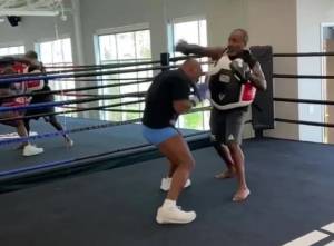 Ngeri! Mike Tyson Bikin Jawara MMA Nyaris KO, Netizen: Mode Binatang!