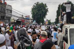 Turun di Stasiun Tanah Abang, Pendukung Habib Rizieq Jalan Kaki Menuju Petamburan