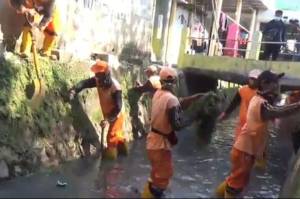 Antisipasi Banjir, PPSU Bersihkan Sampah di Aliran Kali Matraman