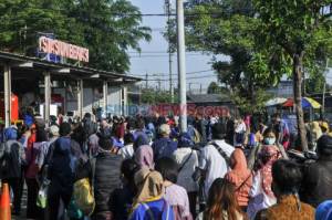 Penumpang KRL di Stasiun Citayam, Cilebut, Bekasi Membeludak