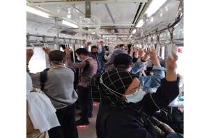 Protokol Kesehatan Terabaikan di KRL Commuter Line Bekasi-Jakarta Kota, Siapa yang Peduli?