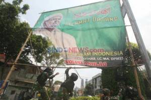 TNI Copoti Spanduk Habib Rizieq Shihab, Ini Kata Warga Petamburan