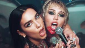 Miley Cyrus dan Dua Lipa Tampil Liar dalam Video Musik Prisoner