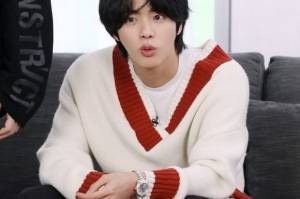 Intip Gaya Jin BTS, Kenakan Sweater Rp900 ribuan dan Jam Tangan Rp1,4 M