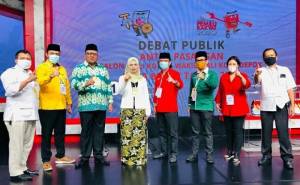 Debat Perdana Pilkada Depok di iNews TV, Pradi-Afifah Kenakan Batik Gong Si Bolong